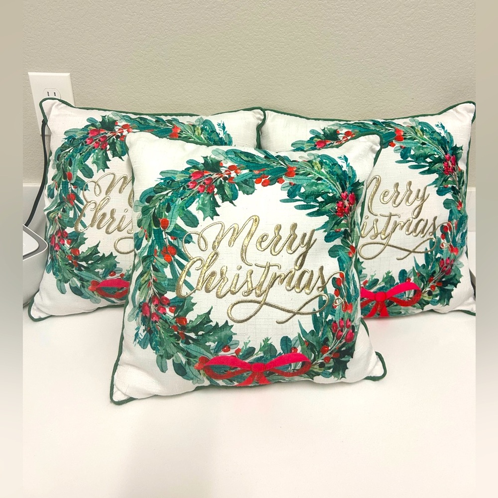 NWOT Holiday Wreath Throw Pillow Set - Green and Red